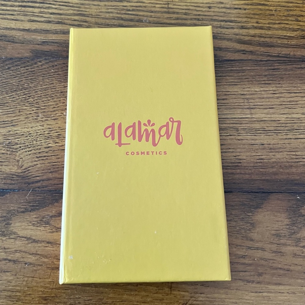 Alamar Cosmetics - Reyna Del Caribe Eyeshadow Palette
